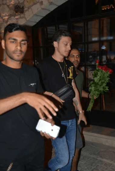 Mesut Özil etrafına bağırarak tepki gösterdi! 4