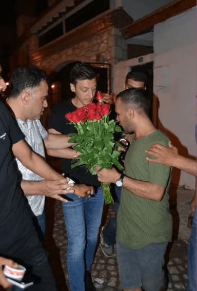 Mesut Özil etrafına bağırarak tepki gösterdi! 5