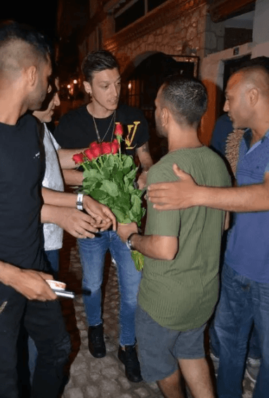 Mesut Özil etrafına bağırarak tepki gösterdi! 6