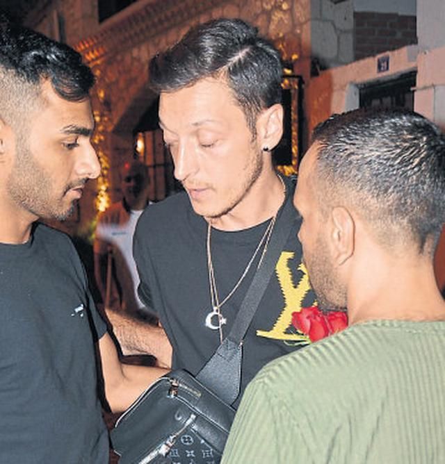 Mesut Özil etrafına bağırarak tepki gösterdi! 7