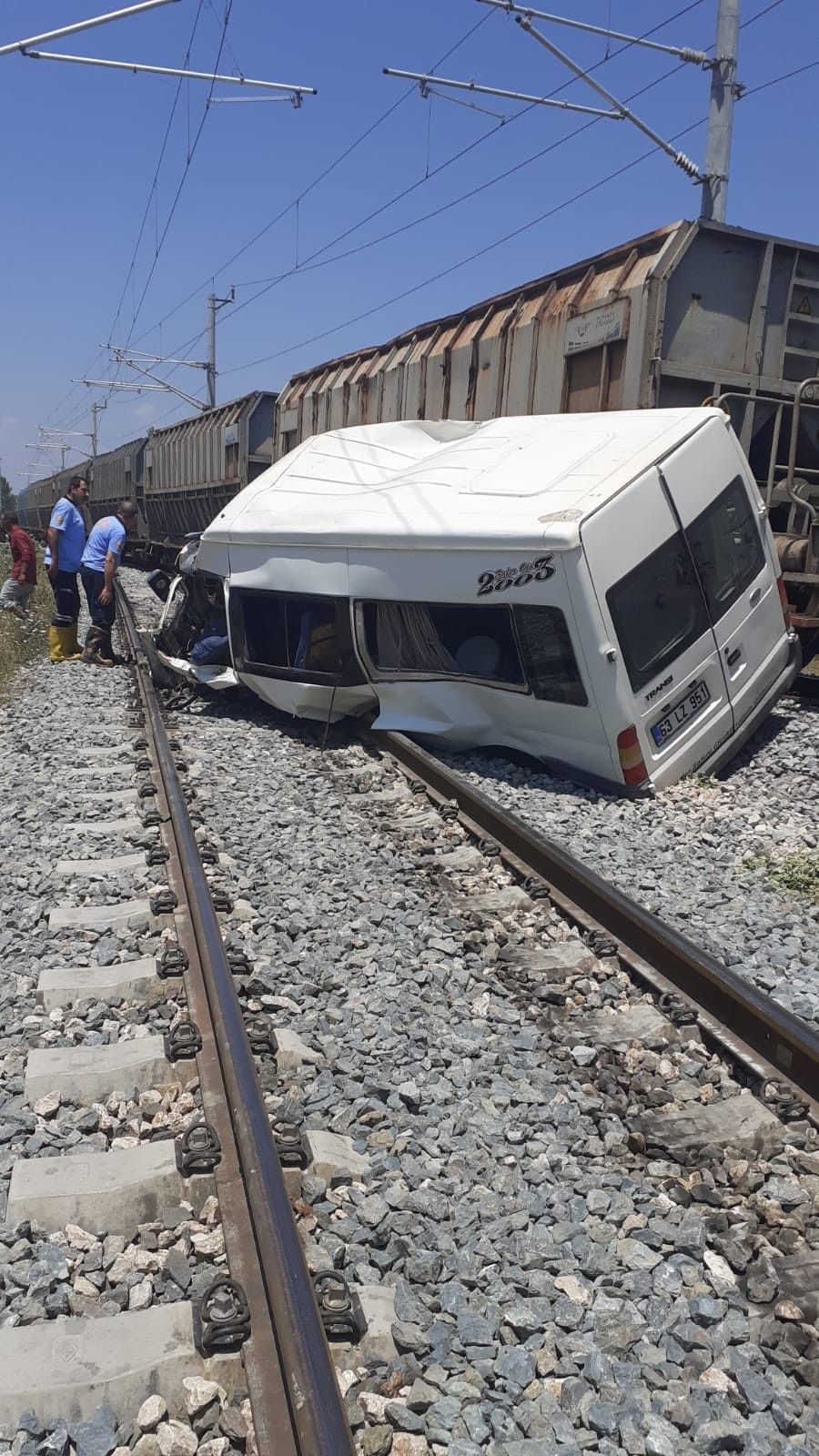 Mersin'de tren minibüse çarptı! 4