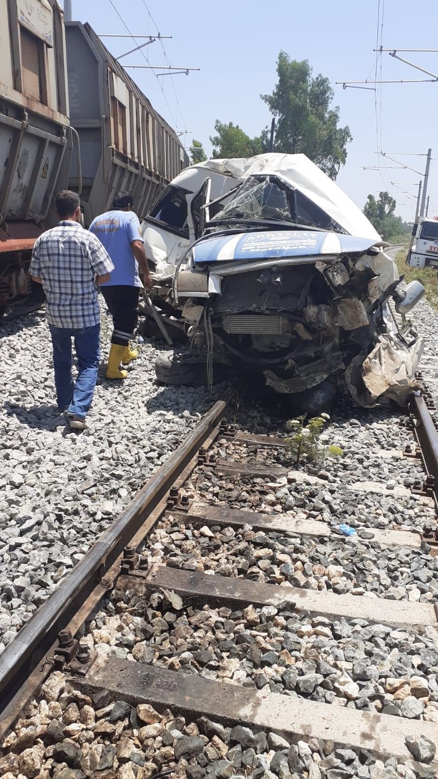 Mersin'de tren minibüse çarptı! 5