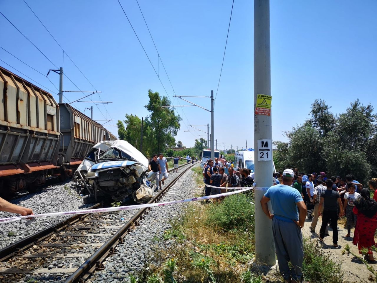 Mersin'de tren minibüse çarptı! 1