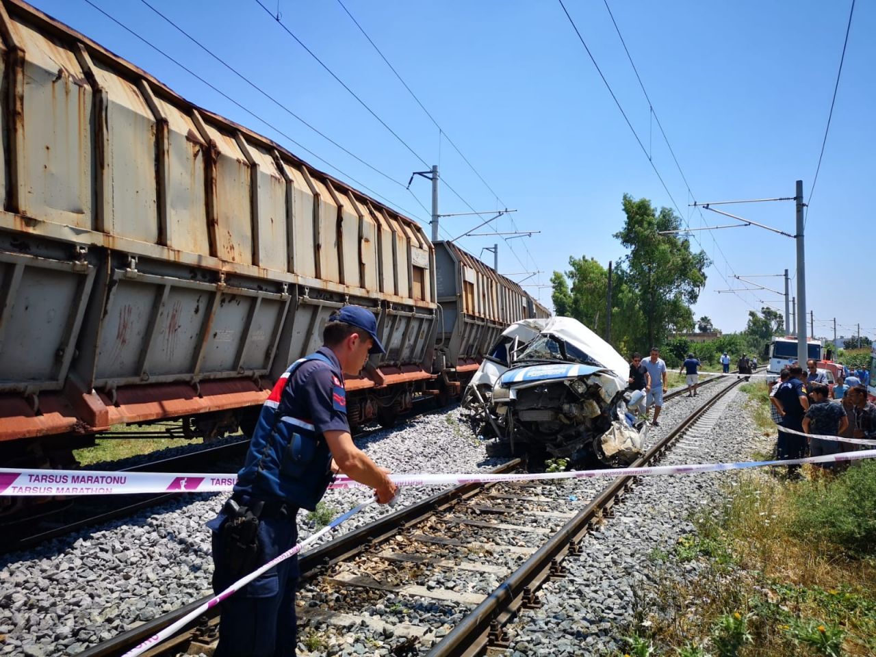 Mersin'de tren minibüse çarptı! 2