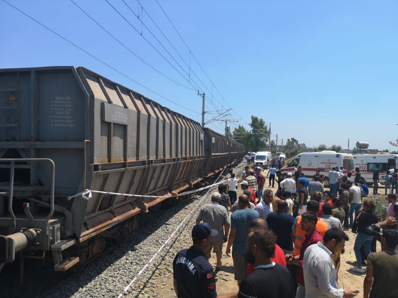 Mersin'de tren minibüse çarptı! 3