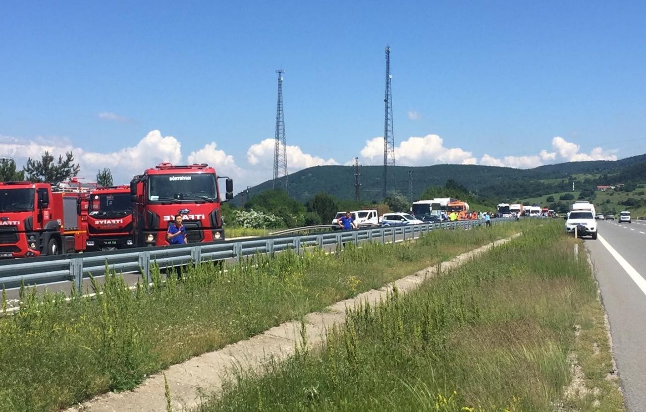 Araçlar alev alev yandı, yol ulaşıma kapandı! 1