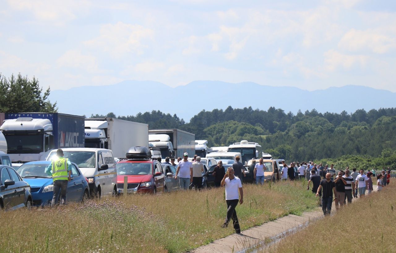Araçlar alev alev yandı, yol ulaşıma kapandı! 9