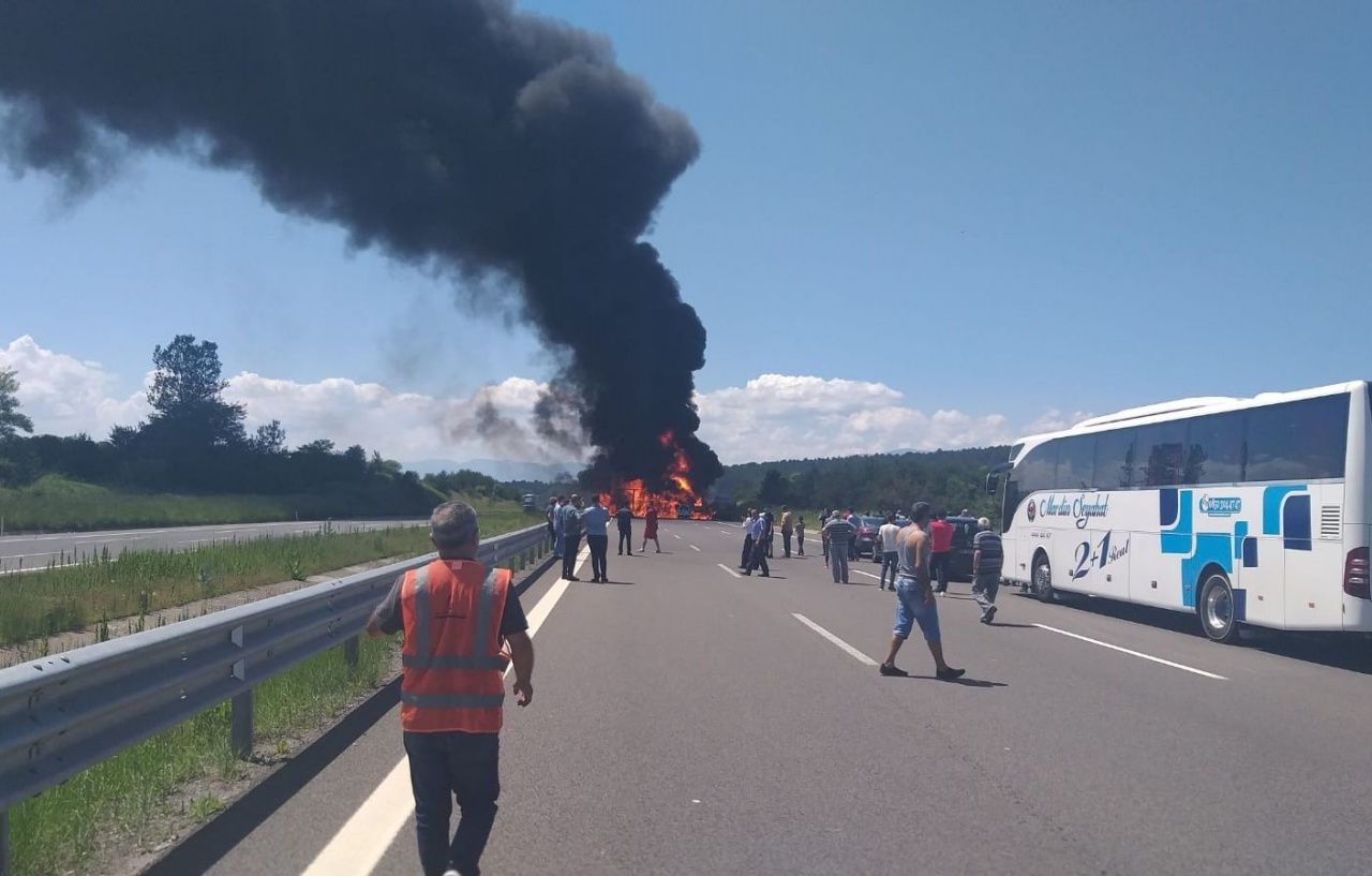 Araçlar alev alev yandı, yol ulaşıma kapandı! 14