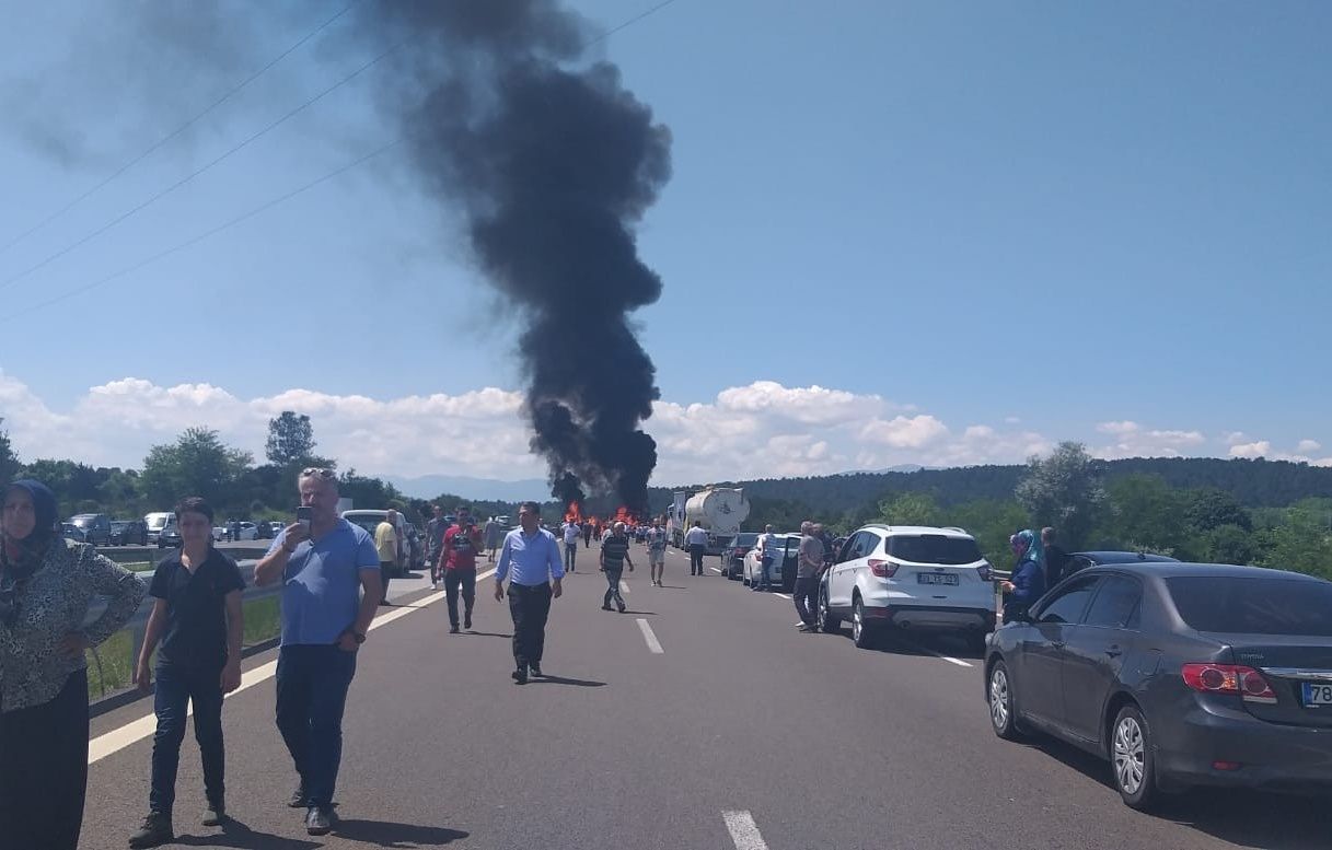 Araçlar alev alev yandı, yol ulaşıma kapandı! 11