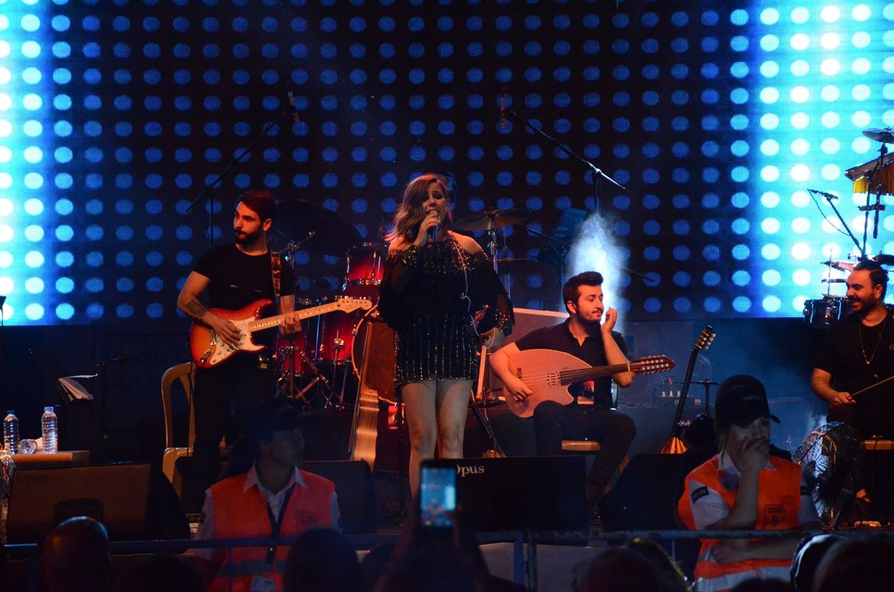 Merve Özbey Denizli'yi salladı... 2