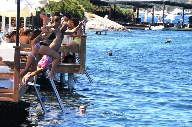 Işın Karaca tatil sezonunu açtı... 1