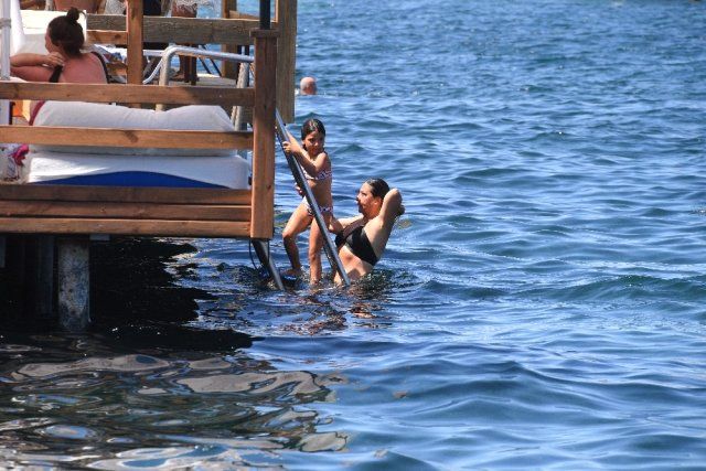Işın Karaca tatil sezonunu açtı... 2