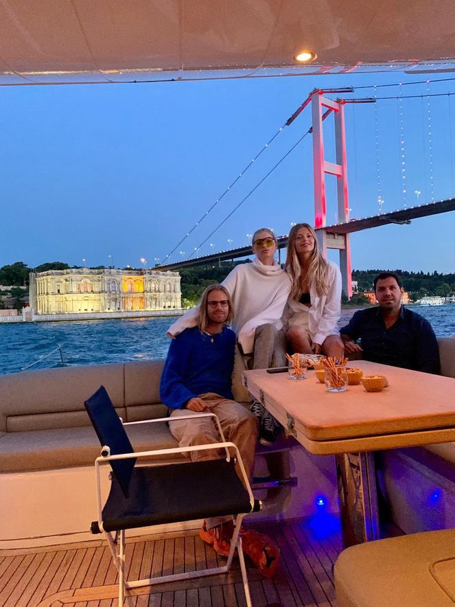 İstanbul'un en çirkin binasının sahibi dünyanın en güzel mankenini ağırladı! 2
