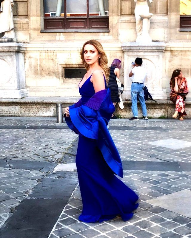 Hadise'nin Paris'teki bornozlu pozları... 1