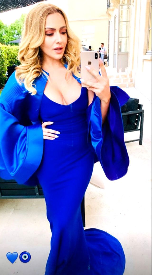 Hadise'nin Paris'teki bornozlu pozları... 2