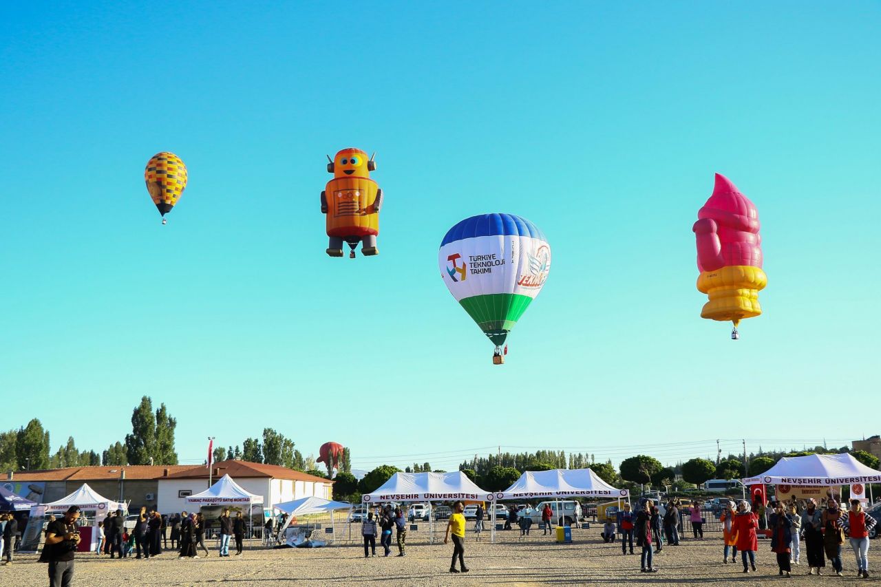 İlginç balonlar gökyüzünü süsledi 6