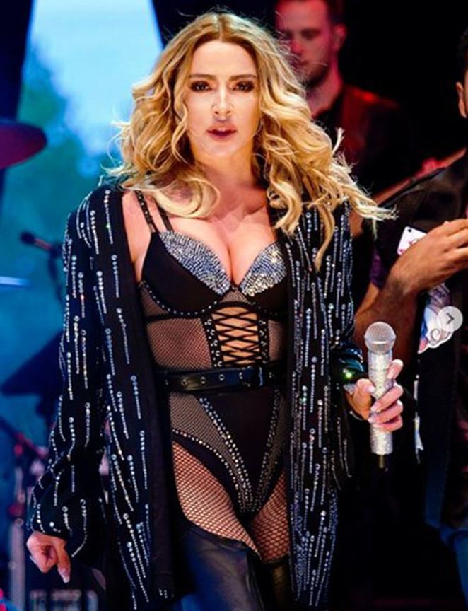 Hadise kostümleriyle gündemden düşmüyor! 1
