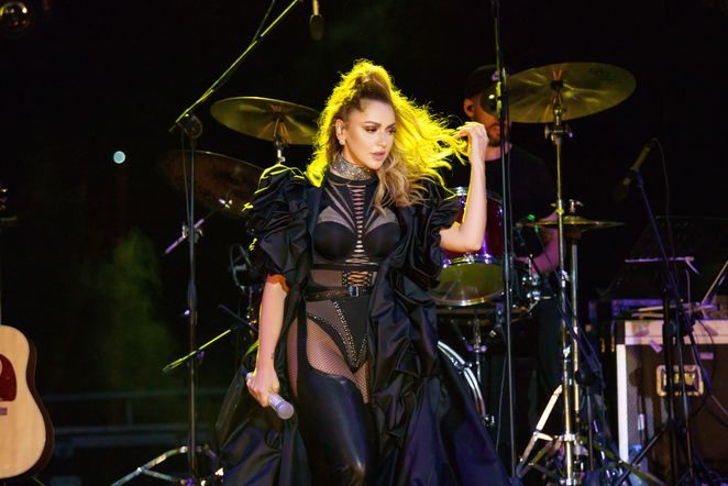 Hadise kostümleriyle gündemden düşmüyor! 4