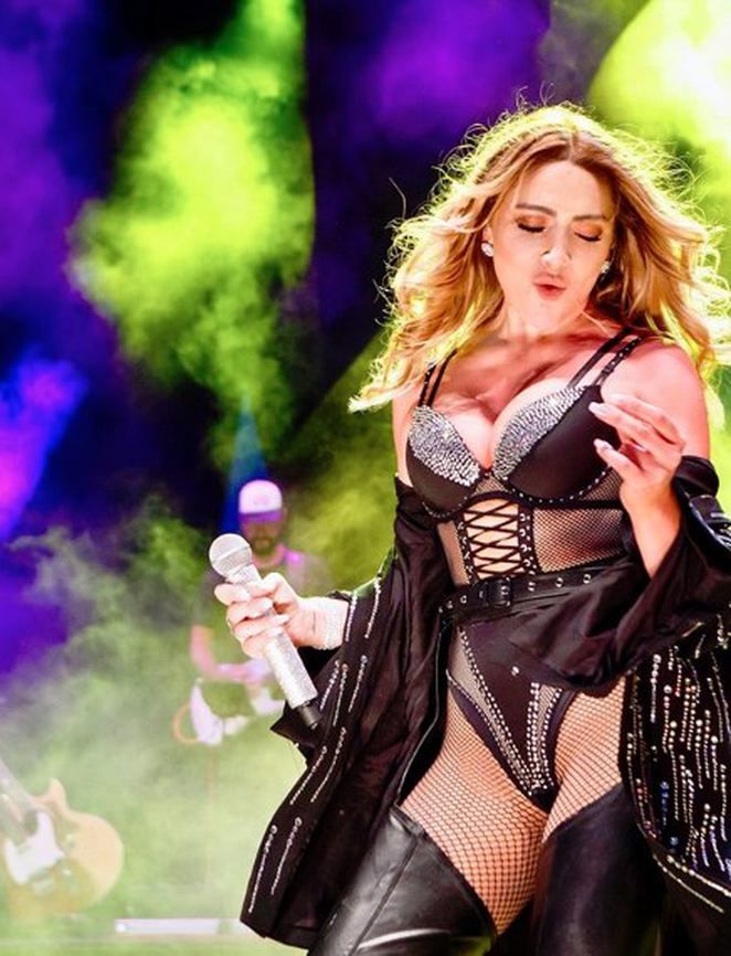 Hadise kostümleriyle gündemden düşmüyor! 5