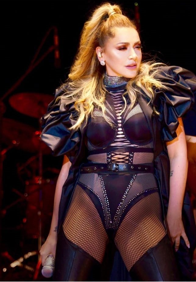 Hadise kostümleriyle gündemden düşmüyor! 10