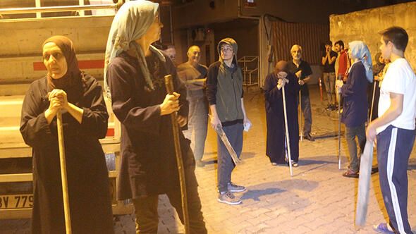 Kadın erkek tüm mahalle elde sopa nöbete başladı! 1