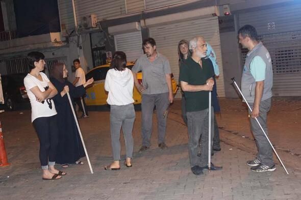Kadın erkek tüm mahalle elde sopa nöbete başladı! 3