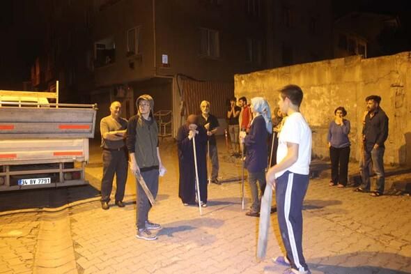 Kadın erkek tüm mahalle elde sopa nöbete başladı! 11