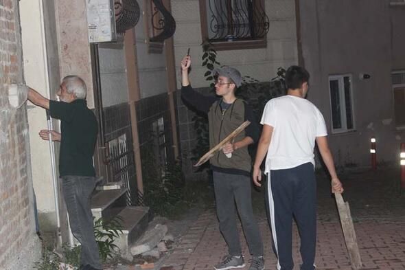 Kadın erkek tüm mahalle elde sopa nöbete başladı! 6