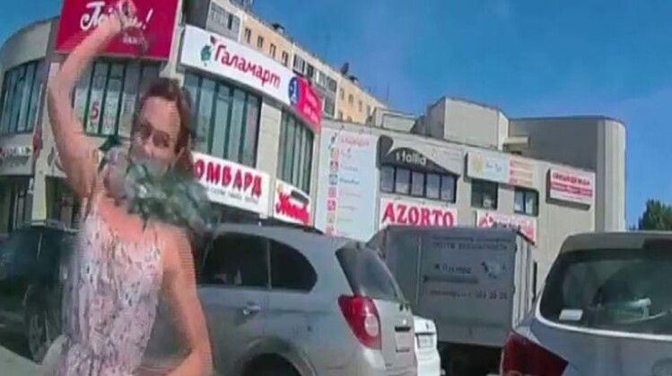 Korna çalan sürücünün aracını çekiçle parçaladı! 1