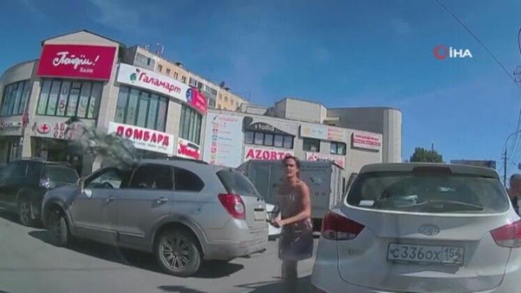 Korna çalan sürücünün aracını çekiçle parçaladı! 2