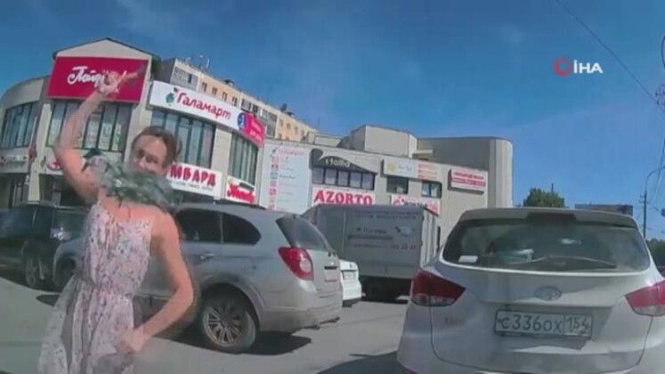 Korna çalan sürücünün aracını çekiçle parçaladı! 4