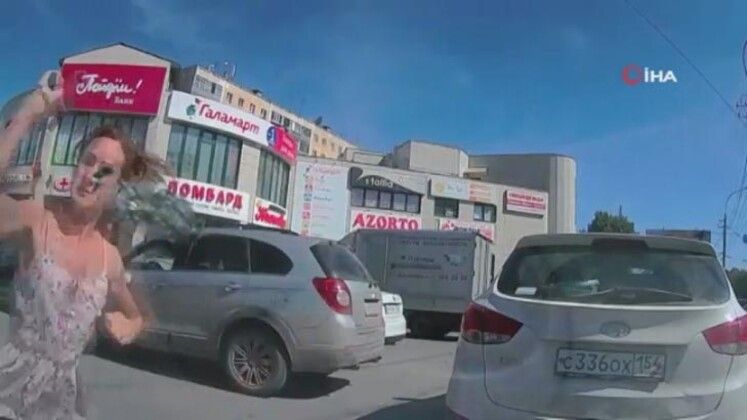 Korna çalan sürücünün aracını çekiçle parçaladı! 5