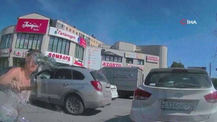 Korna çalan sürücünün aracını çekiçle parçaladı! 6