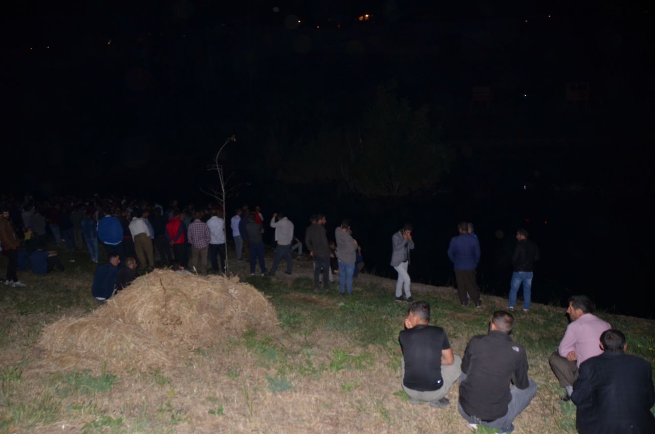 Tüm köy halkı kayıp 3 çocuk için sabahlıyor! 3