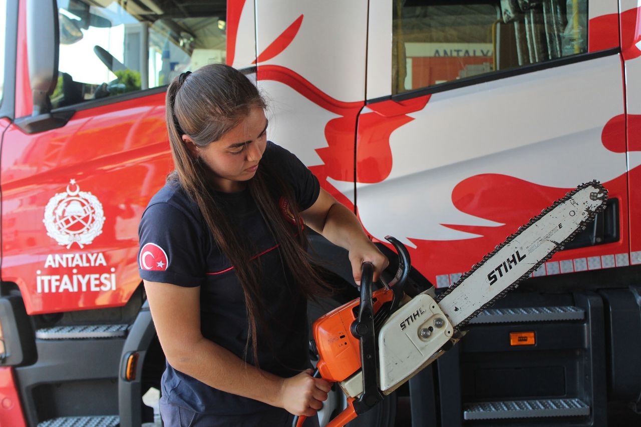 Kadın itfaiyeciler hayallerinin mesleğini yapıyor! 2