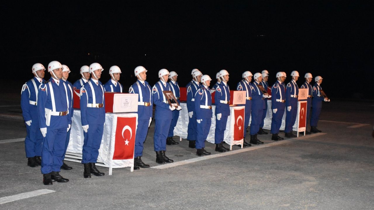 Hakkari şehitleri memleketlerine uğurlandı! 4