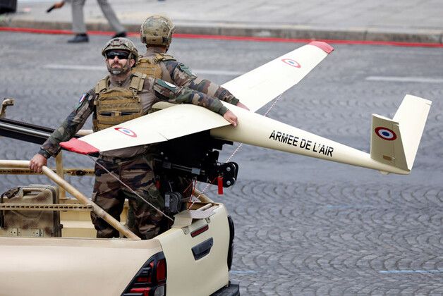 Fransızları heyecanlandıran uçan asker! 15