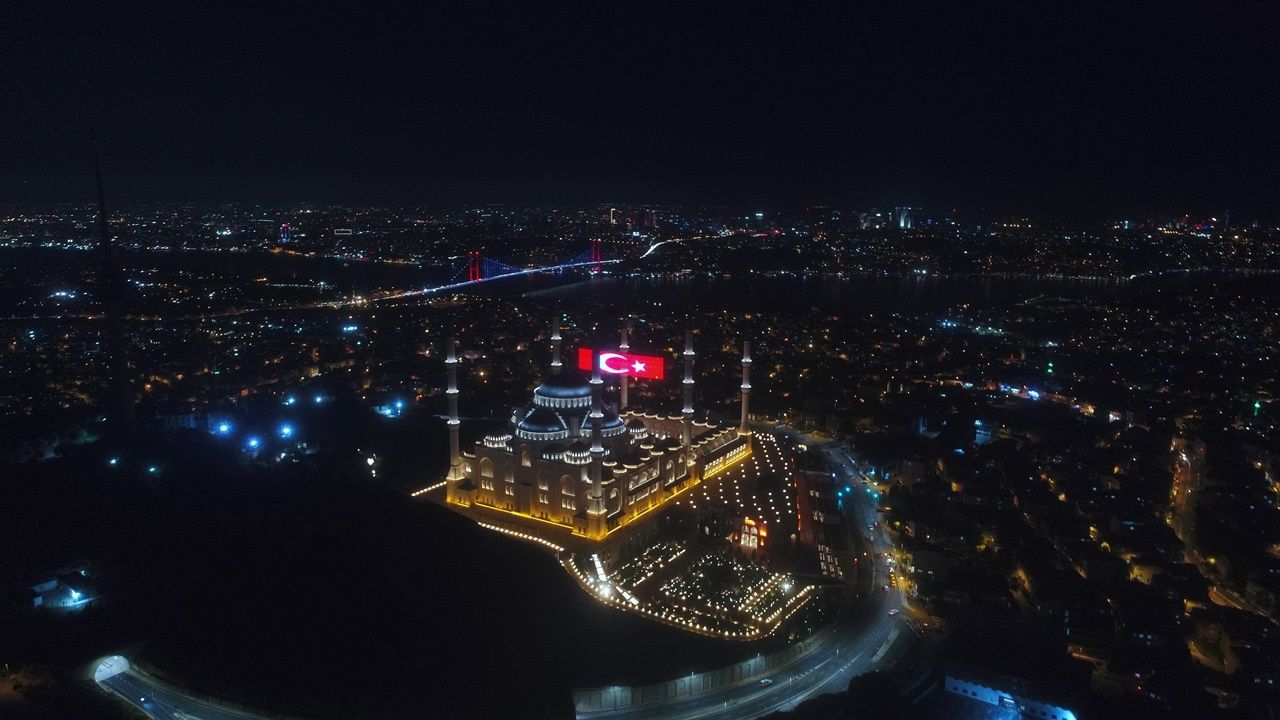 Büyük Çamlıca Camisi'ne dev Türk bayrağı... 1