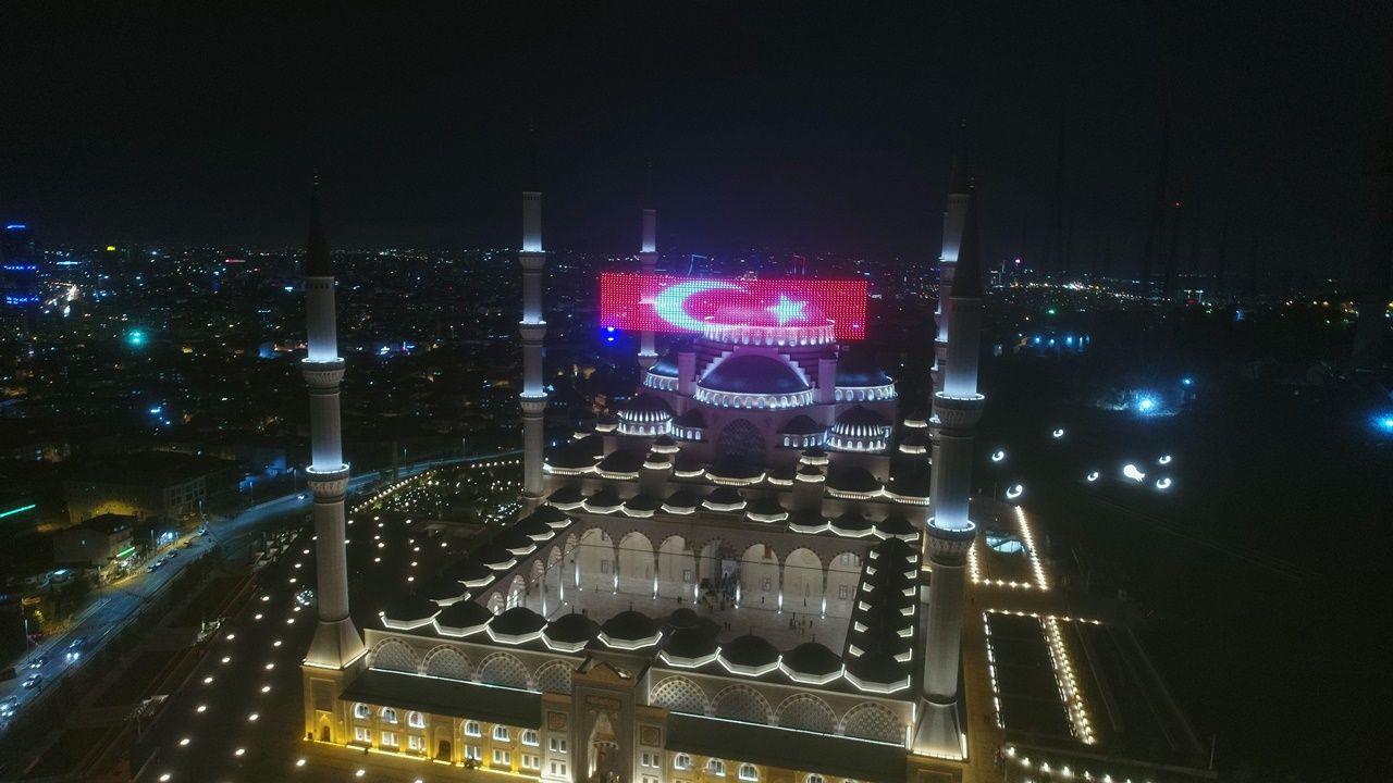 Büyük Çamlıca Camisi'ne dev Türk bayrağı... 2