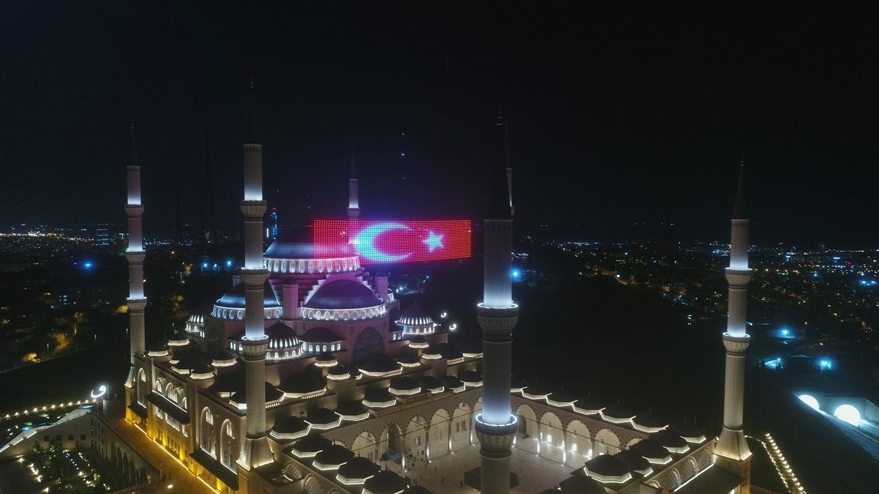 Büyük Çamlıca Camisi'ne dev Türk bayrağı... 4