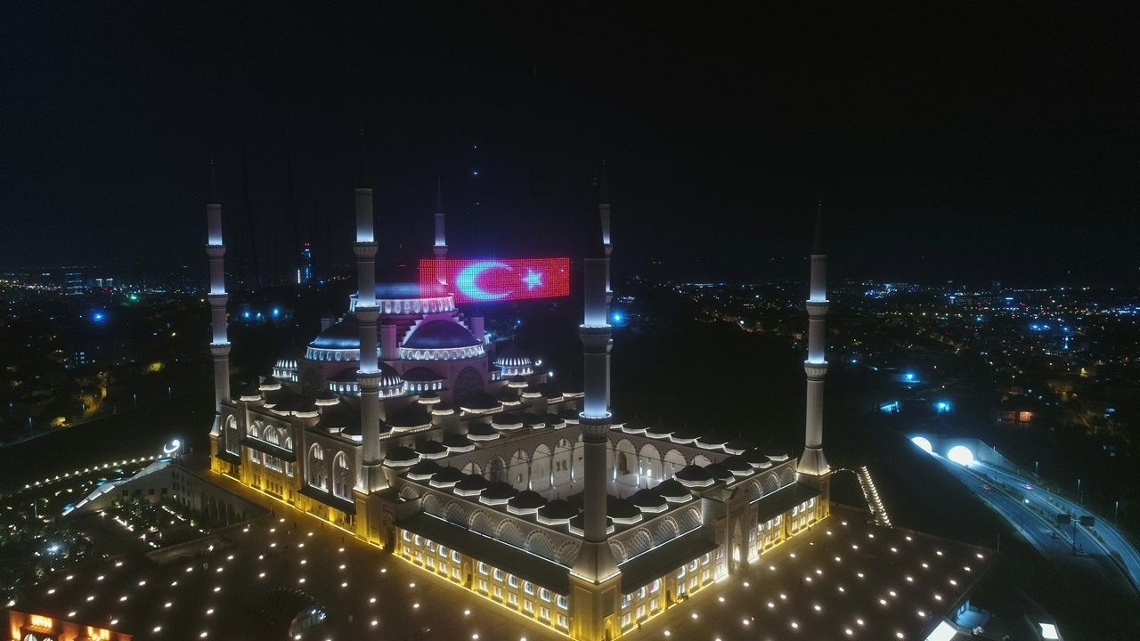 Büyük Çamlıca Camisi'ne dev Türk bayrağı... 5