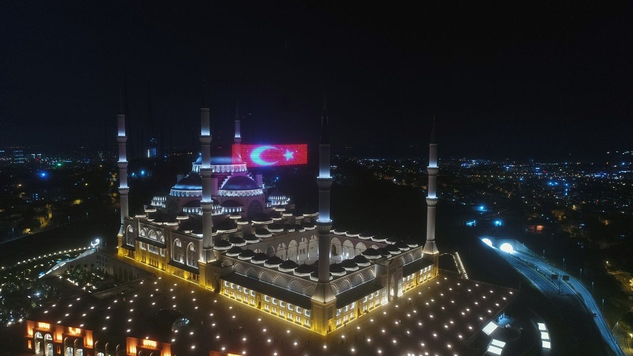 Büyük Çamlıca Camisi'ne dev Türk bayrağı... 6