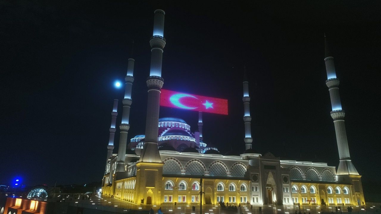 Büyük Çamlıca Camisi'ne dev Türk bayrağı... 7