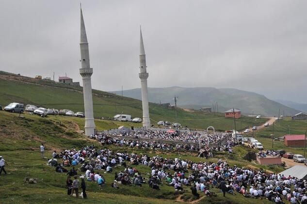557 yıllık çift minareli üstü açık cami! 6