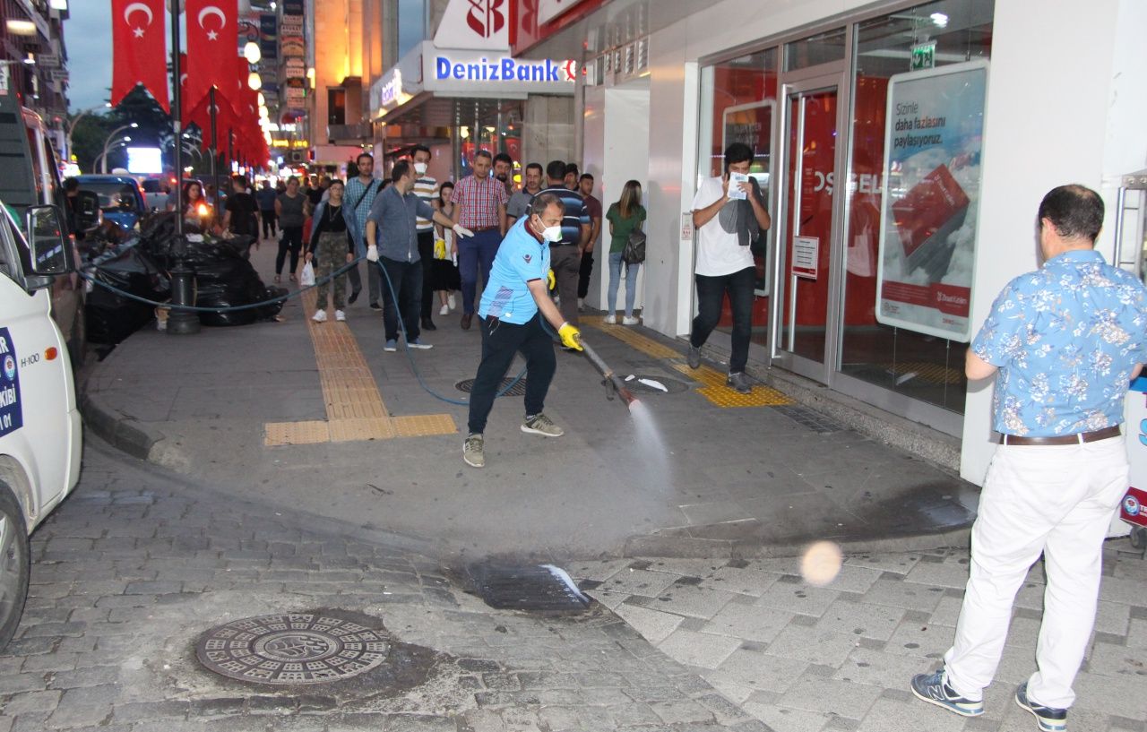 Kentin en işlek caddesini bastılar! 6