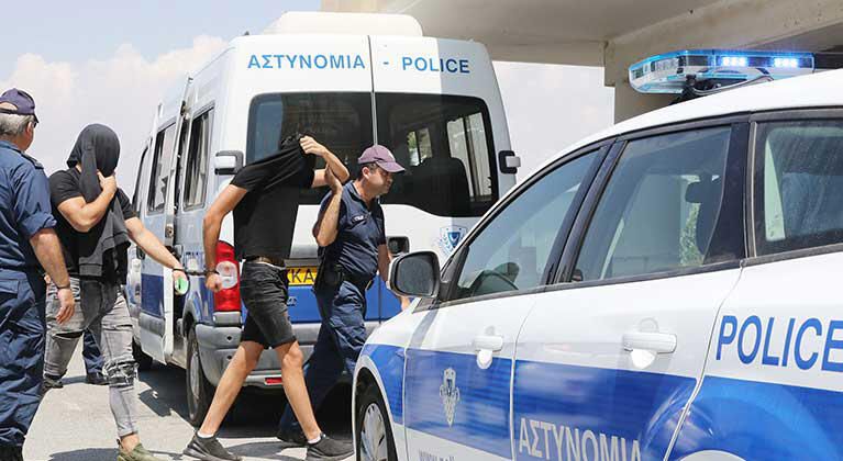 Erkek arkadaşının odasına gitti 12 erkek tecavüz etti! 18