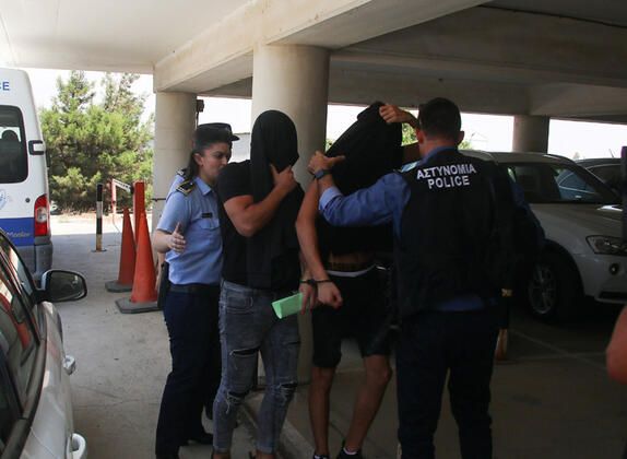 Erkek arkadaşının odasına gitti 12 erkek tecavüz etti! 26