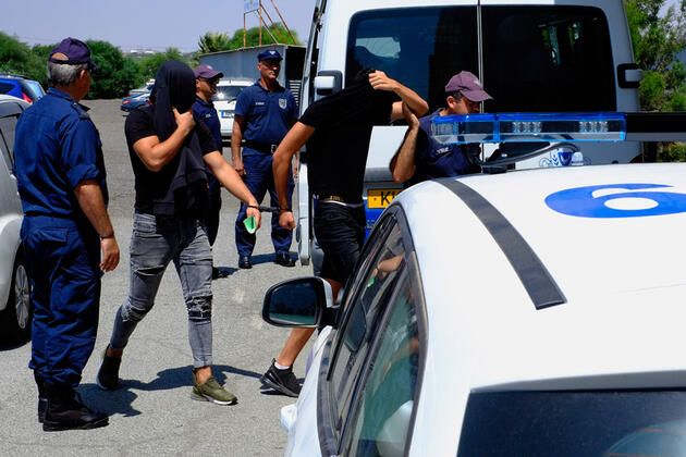 Erkek arkadaşının odasına gitti 12 erkek tecavüz etti! 8