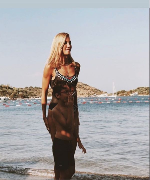 Fit fiziğiyle dikkatleri üzerine çekti! 11