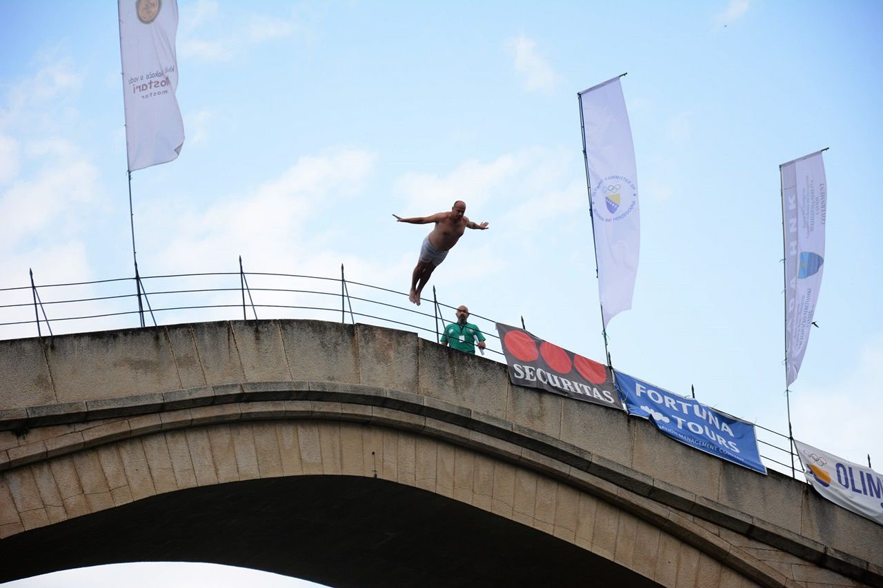 Mostar Köprüsü'nden art, arda atladılar... 9